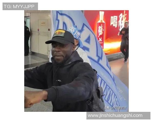 球员赛后感谢粉丝热情接机，机场变“球迷海”